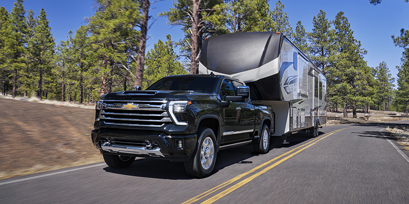A 2026 Chevrolet Silverado 2500 HD hauling a trailer near Carthage, MS 