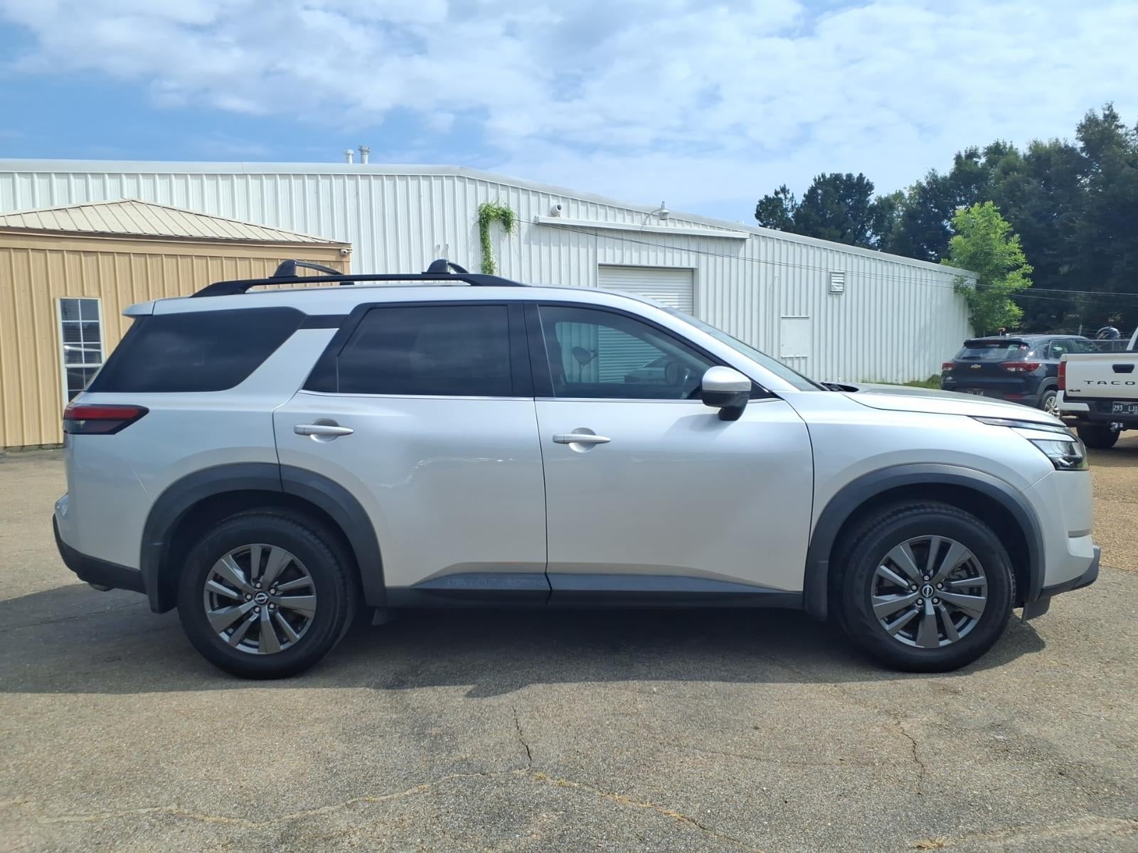 2022 Nissan Pathfinder SV